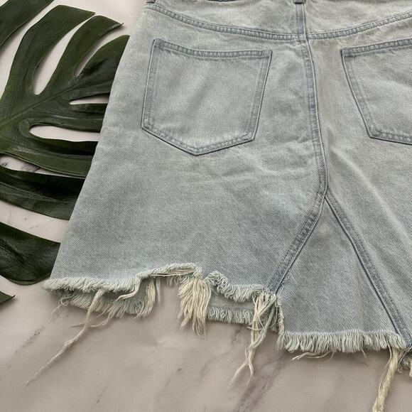 We The Free People Going Rogue Denim Mini Skirt Size 29 Light Wash Distressed - Picture 11 of 11